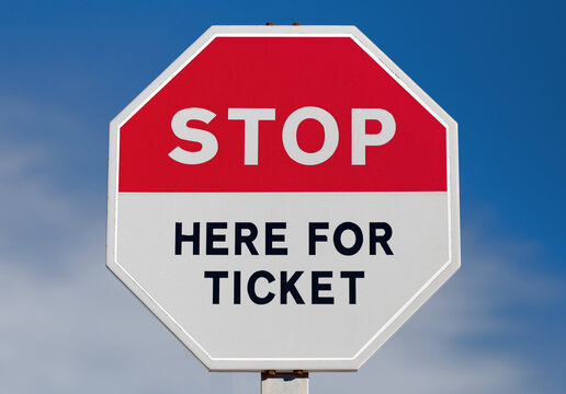 Stoppschild Zeichen Stop Gebühr Ticket für Transport Maut Fahrschein Einfahrt Parken