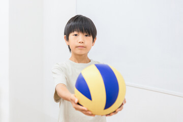 バレーボールを持った男の子（運動・スポーツ）
