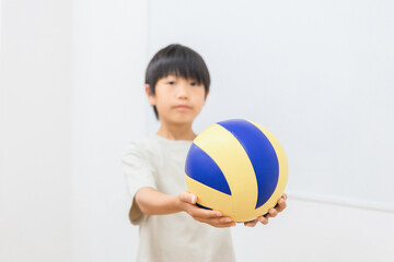 バレーボールを持った男の子（運動・スポーツ）
