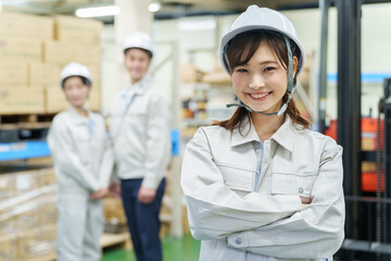 倉庫で働く女性作業員のポートレート