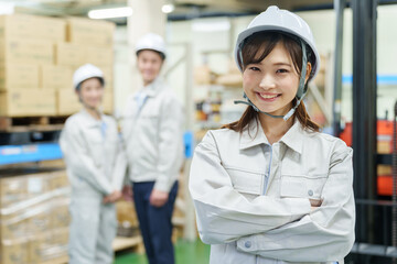 倉庫で働く女性作業員のポートレート