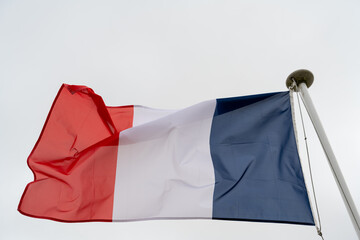Drapeau français au vent bleu blanc rouge