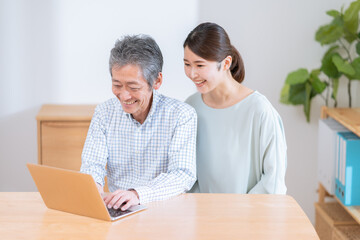 Obraz premium パソコンを教わるシニア男性（パソコン教室）