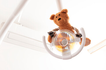Circular light for children's dentistry with hanging teddy bear
