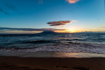 Fototapeta na wymiar Sunset over the Pacific Ocean off of Ka’anapali, Hawaii in Maui
