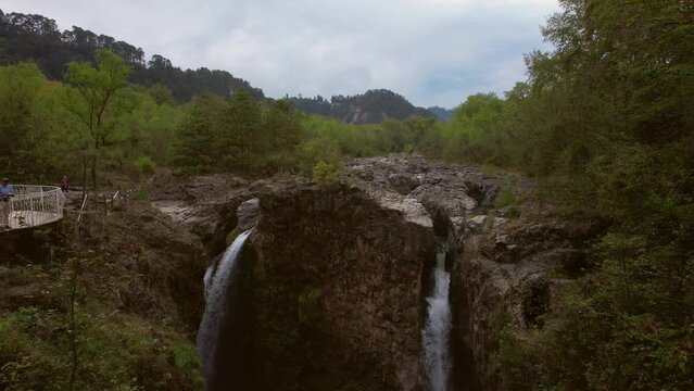 cascada la olla apulco