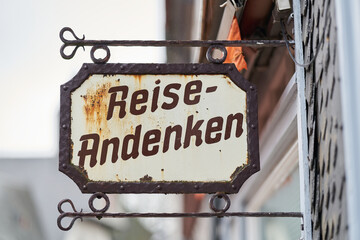 Obraz premium Schild an einem Laden in der Altstadt von Goslar in Deutschland im Harz mit der Aufschrift Reiseandenken