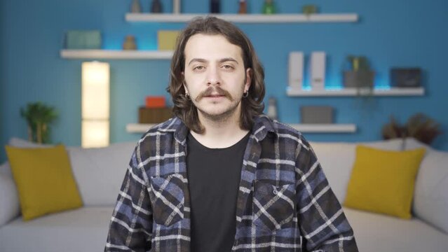 A man who listens and approves. He nods.
The man who looks at the camera and listens to the other person shakes his head and says ok.
