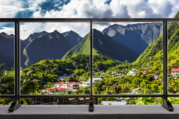 Balcon avec vue sur les montagnes de l’Entre-Deux, île de la Réunion  - obrazy, fototapety, plakaty