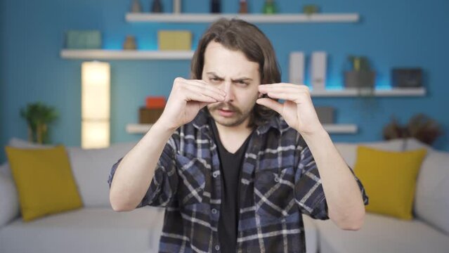 The man with his hands talking. It represents angry people.
The man is making his hands talk. Someone is angry. The boss-employee relationship.
