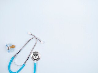 A stethoscope with a dummy on a blue background.