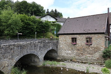 Historische Brücke über den Fluss Hönne in Volkringhausen, einem Ortsteil der Stadt Balve im Sauerland