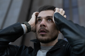 Obraz premium depressed man holding his head