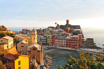 Le luci del tramonto sulle cinque terre  -  Vernazza, Liguria