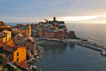 Le luci del tramonto sulle cinque terre  -  Vernazza, Liguria