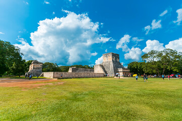 Fototapeta na wymiar Kukulcan El Castillo pyramid in Chichen Itza. Mayan ruins in Mexico