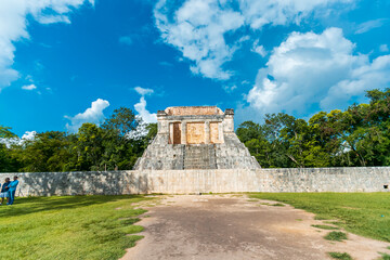 Fototapeta na wymiar Kukulcan El Castillo pyramid in Chichen Itza. Mayan ruins in Mexico