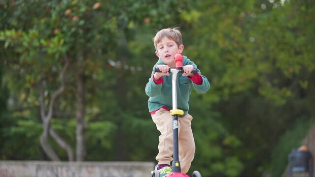 Ni&ntilde;o con patinete