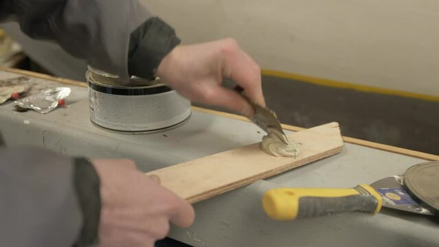 Mixing car body filler paste