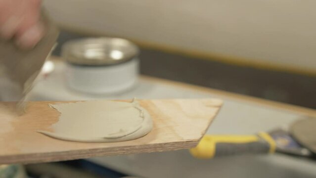 Mixing automotive body filler paste