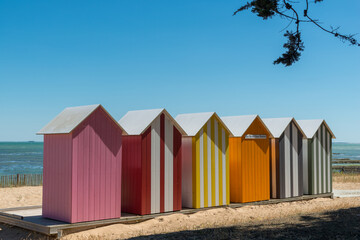 Ile d’Oléron (Charente-Maritime, France), cabines de plage traditionnelles avec le nom de la station balnéaire: La Brée Les Bains