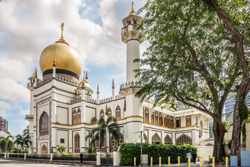 Fototapeta na wymiar View at the Sultan Mosque in the Arab street of Singapore