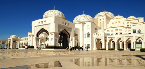 Pr&auml;sidentenpalast Qasr Al Watan in Abu Dhabi aus wei&szlig;em Marmor mit Kuppeln unter blauem Himmel