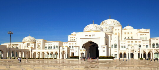 Präsidentenpalast Qasr Al Watan in Abu Dhabi aus weißem Marmor mit Kuppeln unter blauem Himmel - obrazy, fototapety, plakaty