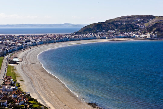 Beautiful view of the gently curving Victorian promenade at Llandudno extending to the base of the Great Orme, North Shore, Creuddyn Peninsula, North Wales