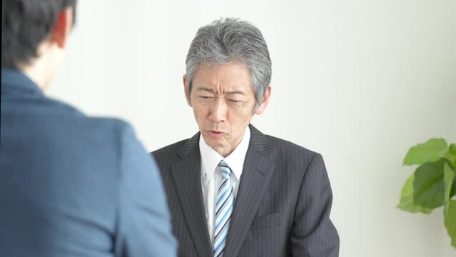 悲しそうに話をするシニア