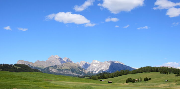 Seiser Alm in Südtirol , Urlaubsziel in Südtirol, berühmtes Wanderparadies, Italien, Europa im Sommer, wunderschöne Landschaft zum Wandern und Relaxen	