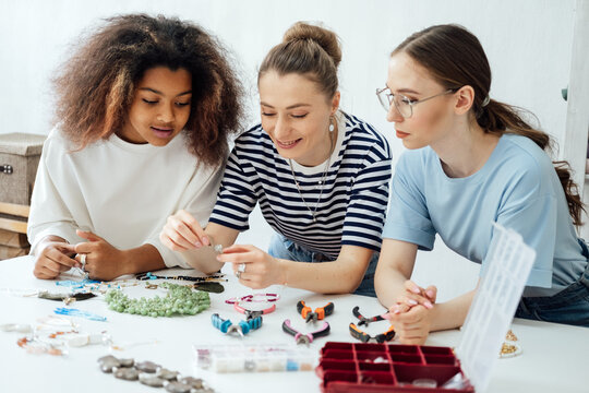Craft Courses, Creative live workshops, offline and online classes. Art Craft workshops, classes, lessons and courses for kids adults. Female designer teaching students how to make jewelry