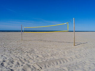 Volleyballnetz an einem menschenleeren Strand auf der Insel Juist, Deutschland