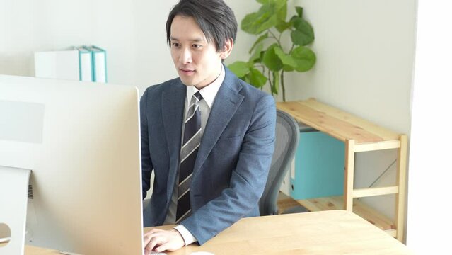 パソコン作業をする日本人男性
