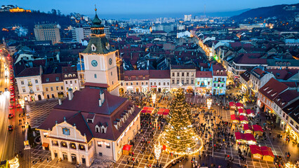 Obraz na płótnie Canvas drone view of Christmas decorations of Brasov center 