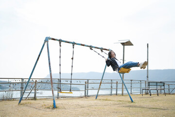 ブランコをする女性