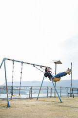 ブランコをする女性