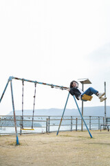 ブランコをする女性