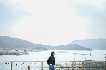 Fototapeta premium 海の見える公園にいる女性