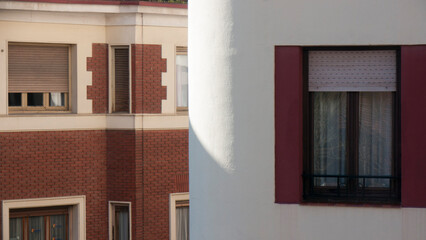 Esquina de edificio con fachada rojo y blanca 