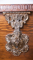 Adorno metálico tallado de mueble rústico de madera