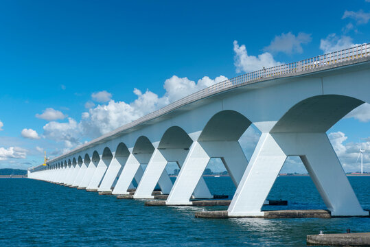 Zeelandbr&uuml;cke im M&uuml;ndungsarm Oosterschelde bei Coljinsplaat. Provinz Zeeland in den Niederlanden