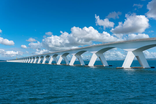 Zeelandbr&uuml;cke im M&uuml;ndungsarm Oosterschelde bei Coljinsplaat. Provinz Zeeland in den Niederlanden