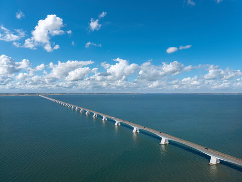 Luftaufnahme der Zeelandbr&uuml;cke im M&uuml;ndungsarm Oosterschelde bei Coljinsplaat. Provinz Zeeland in den Niederlanden