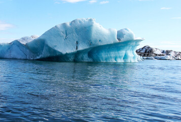 un iceberg bleu