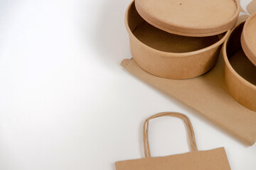 Set of card and paper elements related to packaging and transport of ready-to-eat food placed on a white background.
Conceptual image of food delivery, ready-to-go food, sustainability and recycling. 