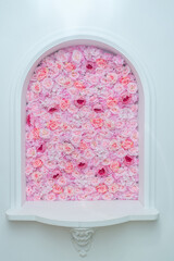 ventana de flores rosas rojas y rosas con moldura de escayola blanca