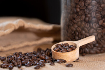 たくさんの珈琲豆とコーヒースプーン