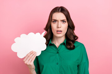 Photo of dissatisfied sad serious woman wavy hairdo dressed green shirt hold dialog cloud looks suspicious isolated on pink background - obrazy, fototapety, plakaty