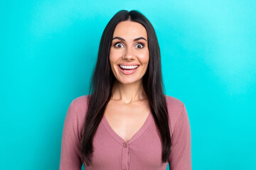 Photo of impressed gorgeous girl with straight hairdo dressed pastel cardigan speechless staring isolated on vibrant teal color background